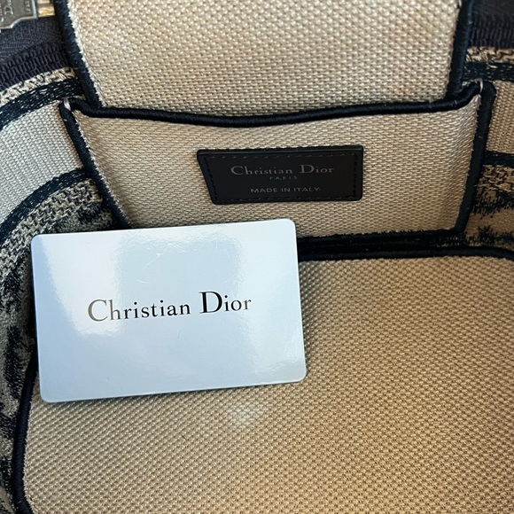 Christian Dior Mizza embroidered canvas vanity bag RARE.
100% Authentic. - Picture 6 of 11